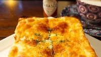 Ini Cheese Toast gaya Jepang. Rotinya tebal dengan taburan keju yang royal dan dipanggang hingga meleleh. Nyam! Foto : Instagram @komama777