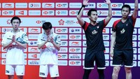 Hendra/Ahsan menyapa pendukung dari atas podium sebelum menerima trofi BWF World Tour Finals 2019. Istimewa/PBSI.