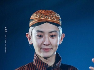 Manggung di HUT Transmedia, Lihat EXO Tampil Lokal Pakai Batik Hingga Lurik