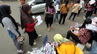Para pedagang terlihat menjual kipas, bando, banner, kaos, hingga fansite.