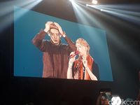 Chanyeol dan Baekhyun EXO tampil lokal dengan lurik dan blangkon