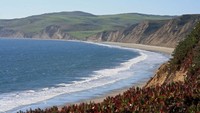 Apabila punya waktu lebih, dari Pantai Drake kamu bisa lanjut wisata ke Mercusuar Point Reyes yang berlokasi cukup dekat dari pantai tersebut. Kemudian ada juga rute hiking Chimney Rock yang cukup indah untuk ditelusuri (California Beaches)