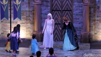 Dua karakter dari film Frozen 2, Elsa dan Anna menyapa pengunjung, terutama anak-anak.