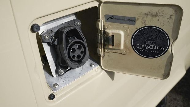 VW Kombi Jadul Disulap Jadi Mobil Listrik