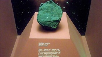 Salah satu batu tertua yang masih eksis, Murchison Meteorite. Usianya diperkirakan 4,6 miliar tahun, mungkin eksis sebelum Bumi terbentuk. Foto: Bored Panda