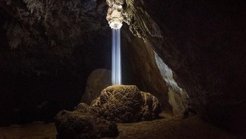 Hujaman air yang mirip dengan shower di sebuah gua. Foto: Bored Panda