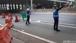 Wus... Mobil-mobil Mulai Melintas di Tol Layang Japek