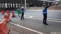 Sejumlah petugas mengalur lalu lintas di Tol Jakarta-Cikampek II (Elevated) atau Tol Layang Japek.