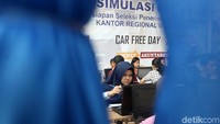 Para peserta mengikuti simulasi tes CPNS berbasis Computer Assisted Test di kawasan Monas, Jakarta, MInggu(15/12/2019).