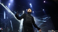 Tak lama setelah menyapa fans, EXO pun memberikan penampilan pamungkas mereka.