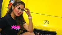 Salah satu HIN Girlfriend, Suri Meilani menyebut untuk seri di Johor Bahru, Malaysia memang pakaian mereka lebih tertutup.  Foto: Ridwan Arifin