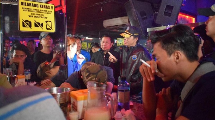 BNN tes urine pengunjung diskotek di Jakbar. (Dok BNN)