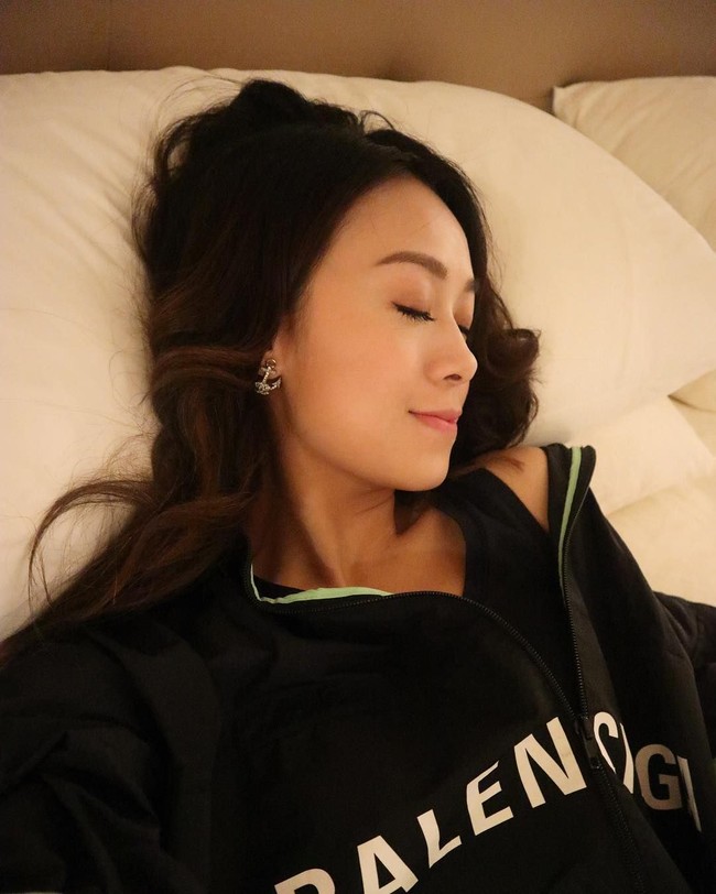 Aktris Jacqueline Wong menjadi sensasi setelah perselingkuhan dan video intimnya bersama aktor yang telah memiliki istri, Andy Hui viral pada April 2019. Jacqueline pun memilih bersembunyi di Kanada selama 8 bulan. Kini aktris asal Hong Kong ini kembali ke tanah kelahirannya dan membuat pengakuan sambil menangis. Foto: Instagram