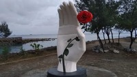 Kembali ke Pulau Tidung, ada instalasi seni bernama Persembahan Cinta karya Yani Maryani (dok Sudinparbud Kepulauan Seribu)