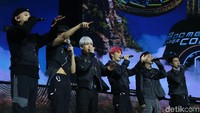 Lagu pamungkas yang mereka tampilkan di hadapan EXO-L berjudul Obsession.