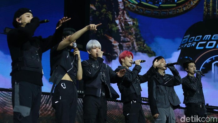 EXO memeriahkan HUT ke-18 Transmedia di Trans Studio Cibubur, Minggu (15/12). Keenam member pun sukses menampilkan karisma mereka yang membuat fans menjerit.