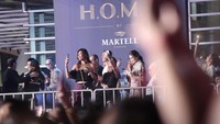 Luna Maya datang ke DWP 2019 ditemani Diana, adik dari Faisal Nasimuddin. Foto: Luna Maya di DWP 2019 / Asep Syaefulah
