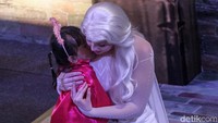 Kehadiran Anna dan Elsa disambut meriah oleh anak-anak. Bahkan beberapa di antara mereka langsung memeluk Anna dan Elsa.
