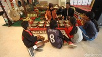 Beberapa pengunjung melihat pelatihan gamelan yang dilakukan oleh pihak Museum Nasional.