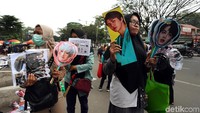 Kipas, bando, banner, kaos, hingga fansite dijual di kisaran Rp 30 ribu hingga Rp 150 ribu.