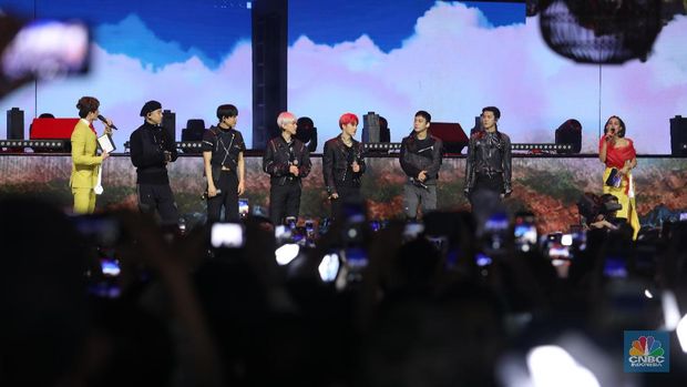 Ribuan Penonton Terbius Tembakan Cinta EXO di HUT Transmedia