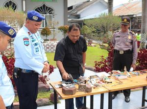 Razia Lapas Tebing Tinggi, Polisi Amankan HP Hingga Sajam