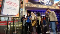 Tiket untuk melihat aksi panggung EXO hari ini bisa dibeli langsung di Trans Studio Cibubur hingga pukul 19.00 WIB.