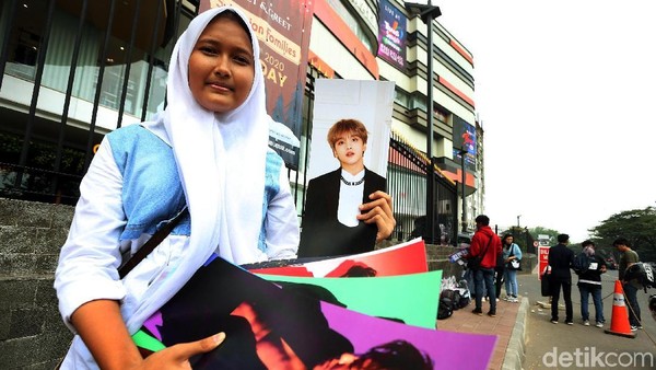 Pedagang Merchandise EXO Membludak di TSM Cibubur