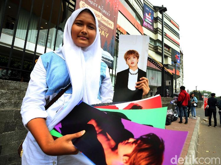 Pedagang Merchandise EXO Membludak di TSM Cibubur