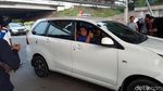 Wus... Mobil-mobil Mulai Melintas di Tol Layang Japek
