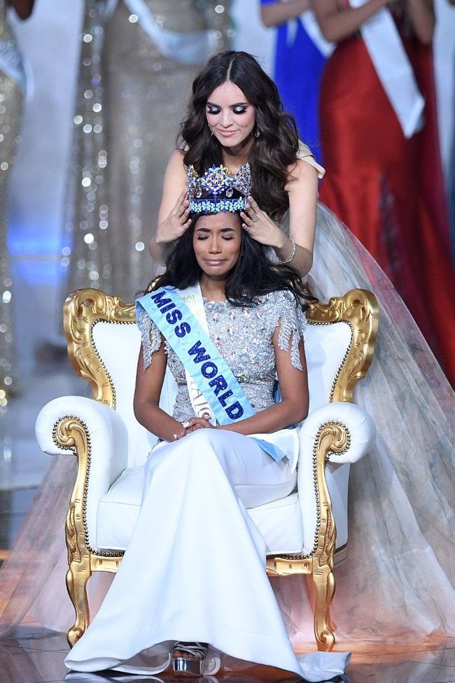 Toni-Ann Singh yang sebelumnya bergelar Miss Jamaica World 2019 seperti masih tidak dipercaya saat Miss World 2018 Vanessa Ponce memahkotai dirinya sebagai juara Miss World 2019. Foto: DANIEL LEAL-OLIVAS / AFP