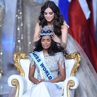 Toni-Ann Singh yang sebelumnya bergelar Miss Jamaica World 2019 seperti masih tidak dipercaya saat Miss World 2018 Vanessa Ponce memahkotai dirinya sebagai juara Miss World 2019. Foto: DANIEL LEAL-OLIVAS / AFP