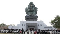 Tujuan berikutnya adalah wisata yang sangat terkenal di Bali yakni Garuda Wisnu Kencana. PT Astra Honda Motor sengaja membuka pintu masuk menuju GWK yang biasanya kendaraan susah masuk persis ke bawah patung GWK yang megah. Rombongan menikmati keindahan patung dan kesenian tradisional yang disuguhkan.