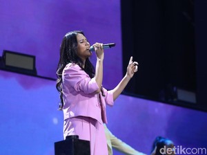 Raisa dan Melly Goeslow Ajak Pengunjung TSM Cibubur Karaoke