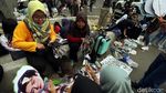 Pedagang Merchandise EXO Membludak di TSM Cibubur