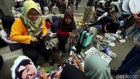 Saking membludaknya, para pedagang sampai mengular ke pinggir jalan. 