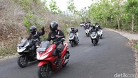 Para bikers kemudian mengeksplorasi jalanan di sore hingga malam dengan diguyur hujan yang cukup deras beberapa kali. Untung Honda PCX ini sudah memiliki fitur LED Headlight sehingga memberikan pencahayaan bagus saat berkendara. Segala informasi terkait motor juga ditampilkan pada full digital panel meter yang menghadirkan multi informasi dalam satu panel.