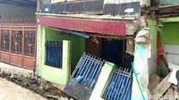 Satu rumah mengalami kerusakan pada bagian pagar. Rumah terebut juga terlihat nyaris roboh, (Foto: Faisal/detikcom)