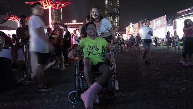 Dengan Kursi Roda, Pria Asal Thailand Rela ke Indonesia Demi DWP 2019