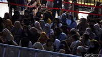 Para EXO-L berkumpul sambil menunggu tampilnya EXO pada malam nanti.