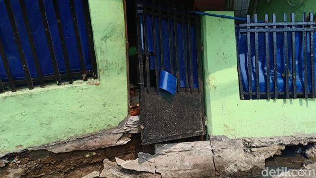 Kondisi rumah di Matraman ambruk diduga gegara proyek saluran air.