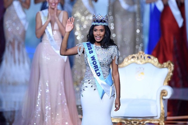Miss Jamaica World 2019 Toni-Ann Singh sukses mengalahkan empat pesaingnya yaitu Miss India, Miss Nigeria, Miss India, Miss Brazil dan Miss France yang melaju ke babak top 5. Toni-Ann Singh disebut sebagai pemenang saat pengumuman juara Miss World 2019 dilakukan oleh pimpinan organisasi Miss World Julia Evelyn Morley. Foto: DANIEL LEAL-OLIVAS / AFP