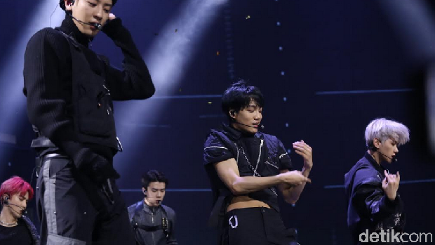 Daebak! EXO Akhiri Penampilan di HUT Transmedia Lewat 'Obsession'