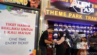 Petugas memeriksa tiket pengunjung yang akan menonton aksi EXO di HUT Transmedia.