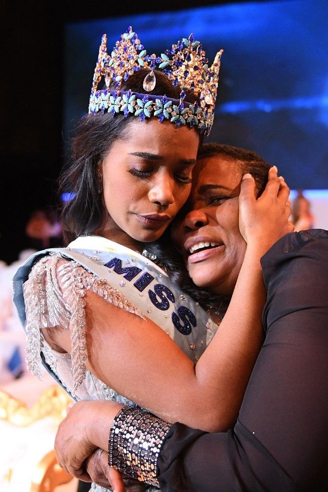 Toni-Ann Singh nyaris menangis saat memberikan jawaban di sesi tanya jawab dengan Piers Morgan di malam grand final Miss World 2019. Dia ditanya siapa wanita yang paling menginspirasinya di dunia ini Dan jawabannya adalah ibunya. Ibuku, jika ibuku dan ayahku adalah akar dan aku adalah pohon, aku bisa berada di sini karena mereka. Mereka mengorbankan keinginan dan kebutuhan mereka demi aku. Karena itulah aku bisa duduk di sini sekarang, katanya dengan suara menahan tangis. Foto: DANIEL LEAL-OLIVAS / AFP
