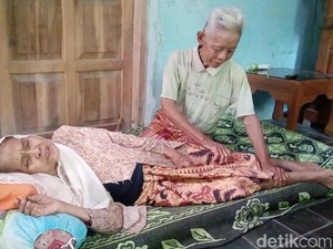 Videonya Viral, Nenek Tidur Dipangku Kakek di KA Prameks karena...