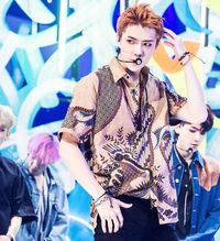 Sehun EXO pakai batik di acara musik Inkigayo