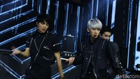 EXO juga membawakan b-side track dari album kelima mereka. Lagu dengan genre latin pop, Oh La La La, pun sukses membuat EXO duet bareng dengan EXO-L.