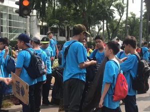 Patut Dicontoh! Siswa SMP Bersih-Bersih Sampah di CFD