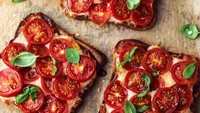 Mau gaya Italia? Bikin roti dengan irisan keju mozzarella dan tomat lalu panggang hingga keju meleleh dan tomat lembek. Foto : Instagram @ktpncookapp
